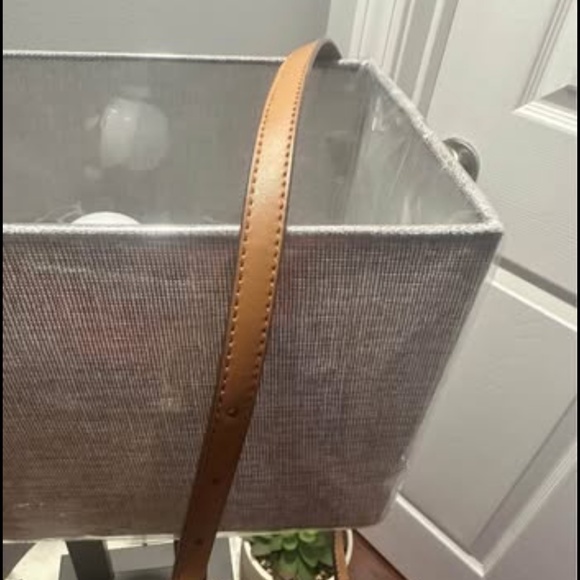 Michael Kors Shelia Women’s Center Zip Satchel Handbag White and Brown colored. - Picture 2 of 10